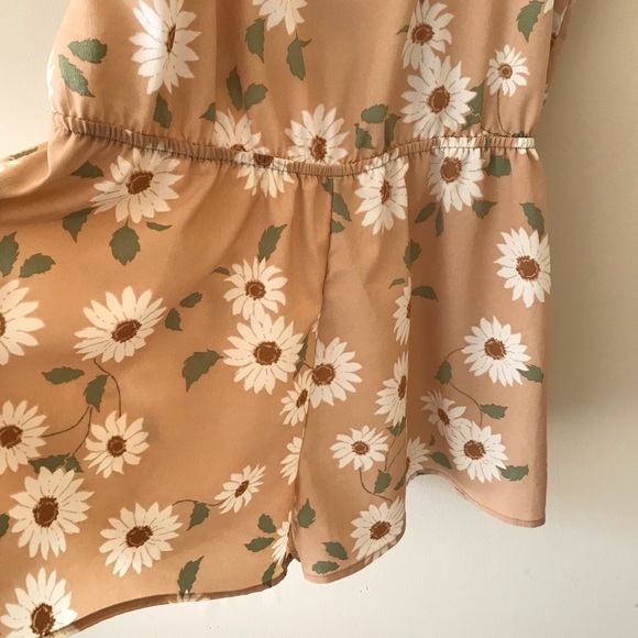 Fifty Street Tie Back Daisy Romper - Picture 5 of 6